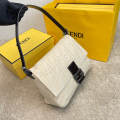 Fendi 手拿包 尺寸：29*10.5*21cm