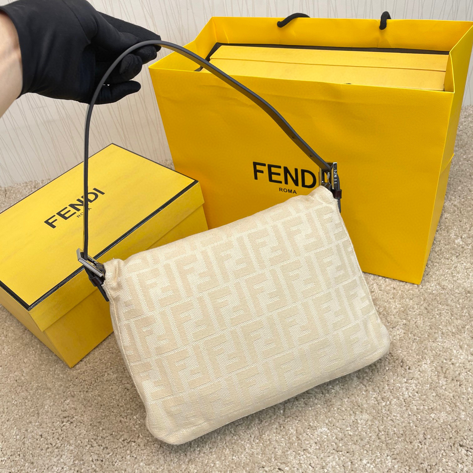 Fendi 手拿包 尺寸：29*10.5*21cm