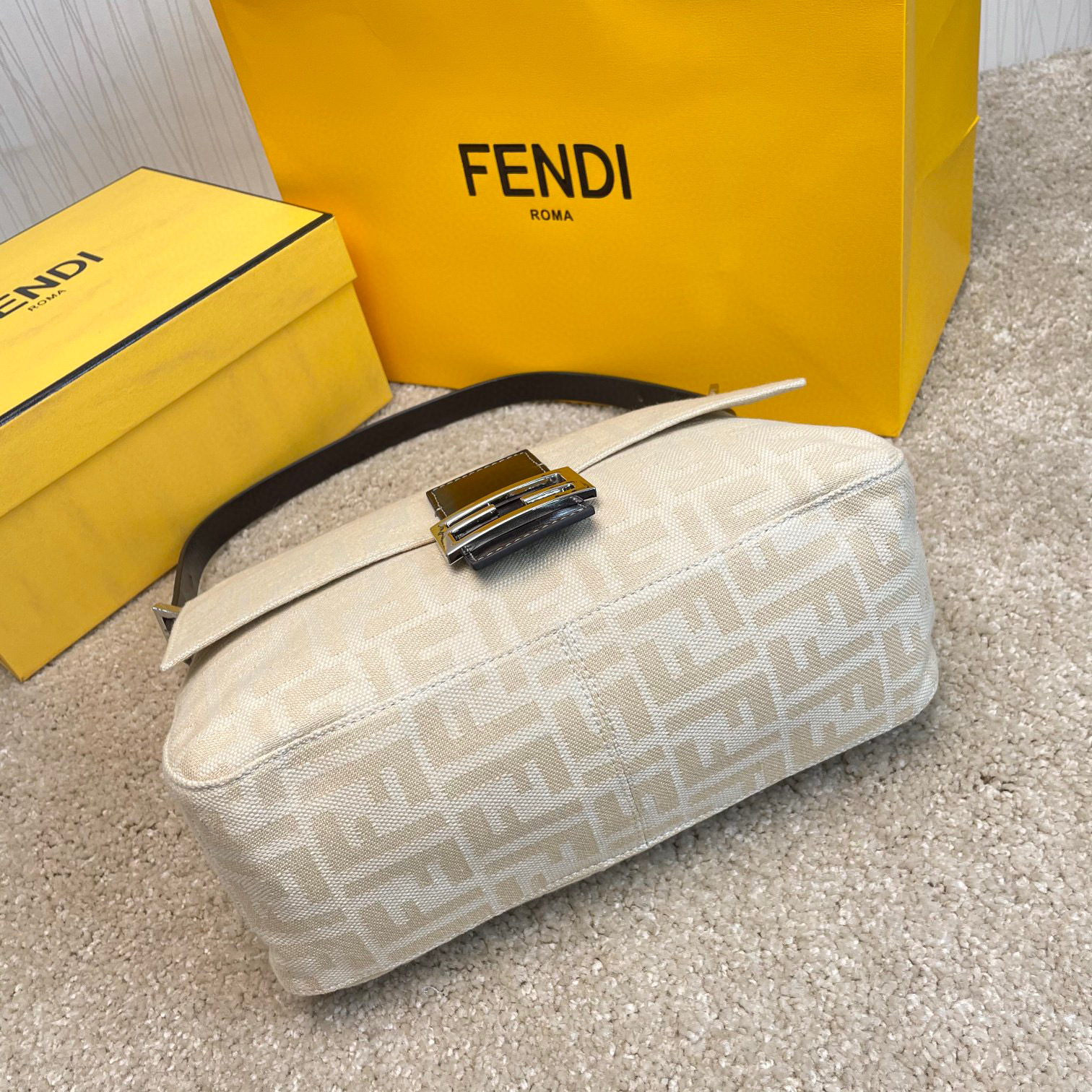 Fendi 手拿包 尺寸：29*10.5*21cm