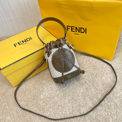 Fendi Beuteltasche Größe: 17 x 25 x 15 cm