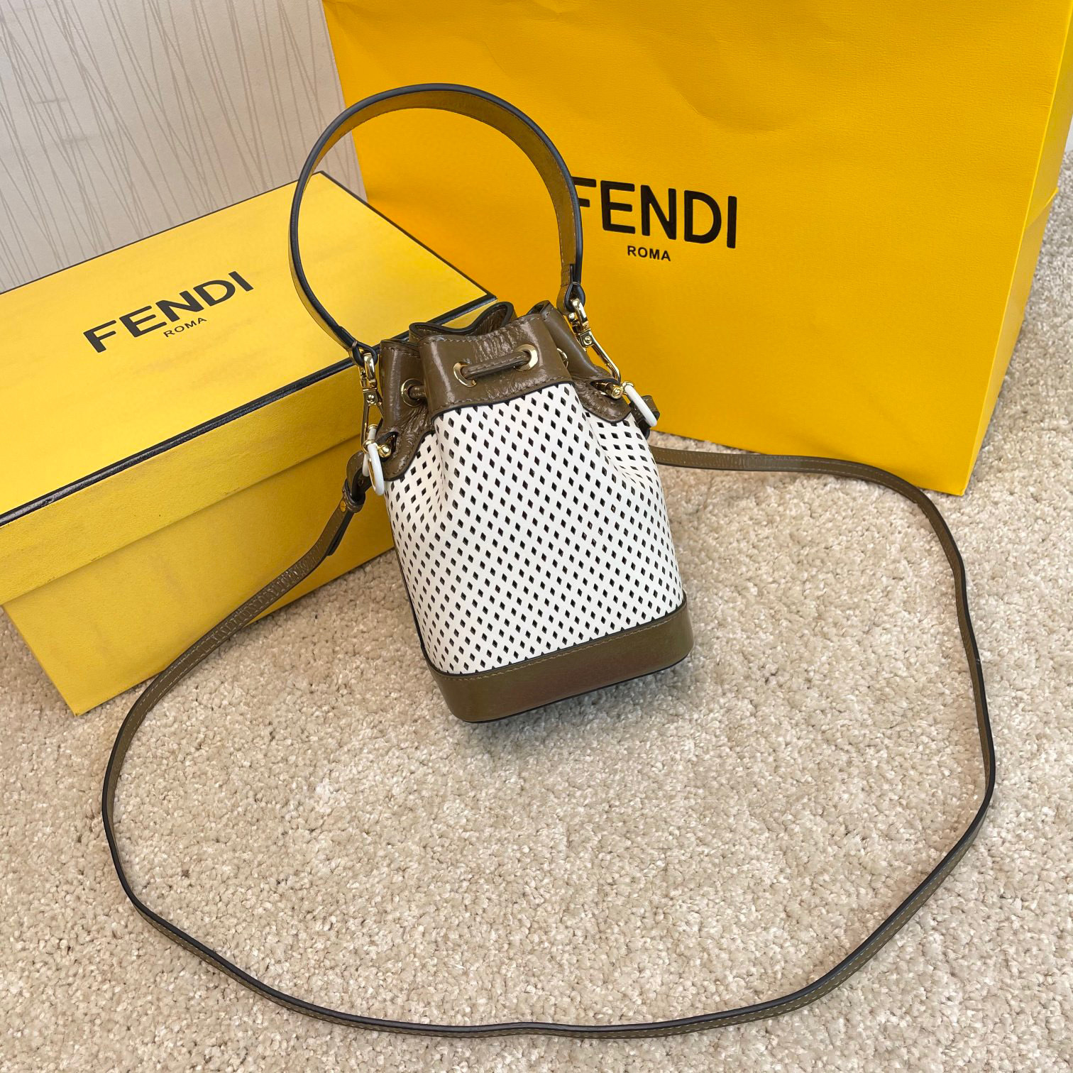 Fendi Beuteltasche Größe: 17 x 25 x 15 cm