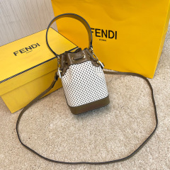 Fendi Beuteltasche Größe: 17 x 25 x 15 cm