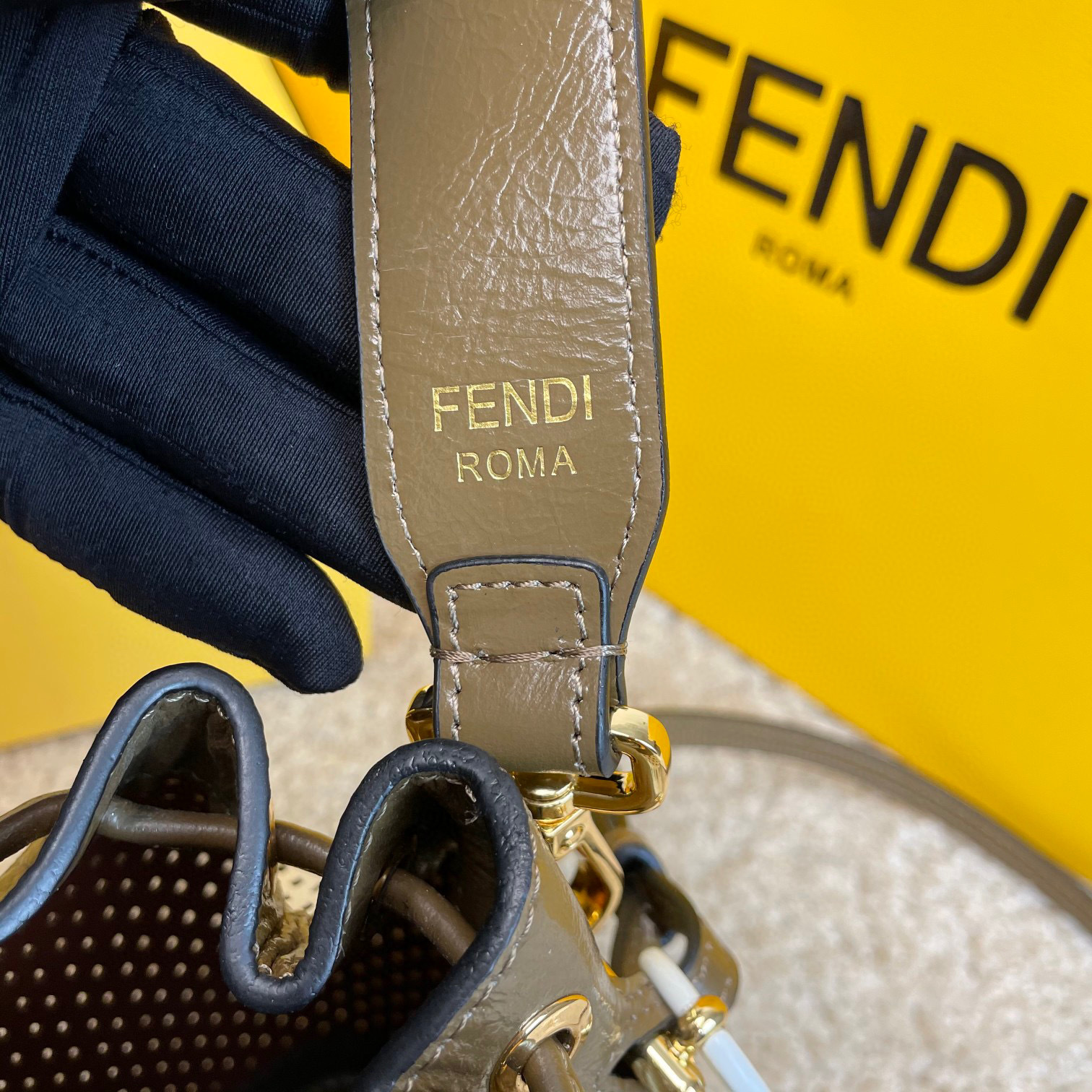 Fendi Beuteltasche Größe: 17 x 25 x 15 cm