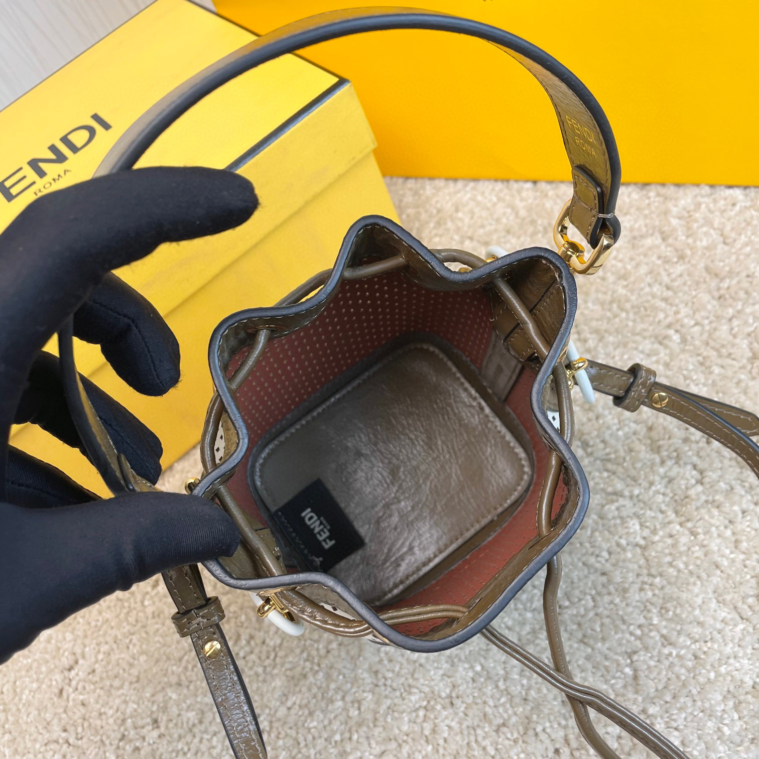 Fendi Beuteltasche Größe: 17 x 25 x 15 cm