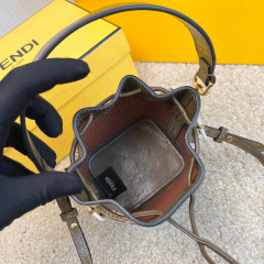 Fendi Beuteltasche Größe: 17 x 25 x 15 cm