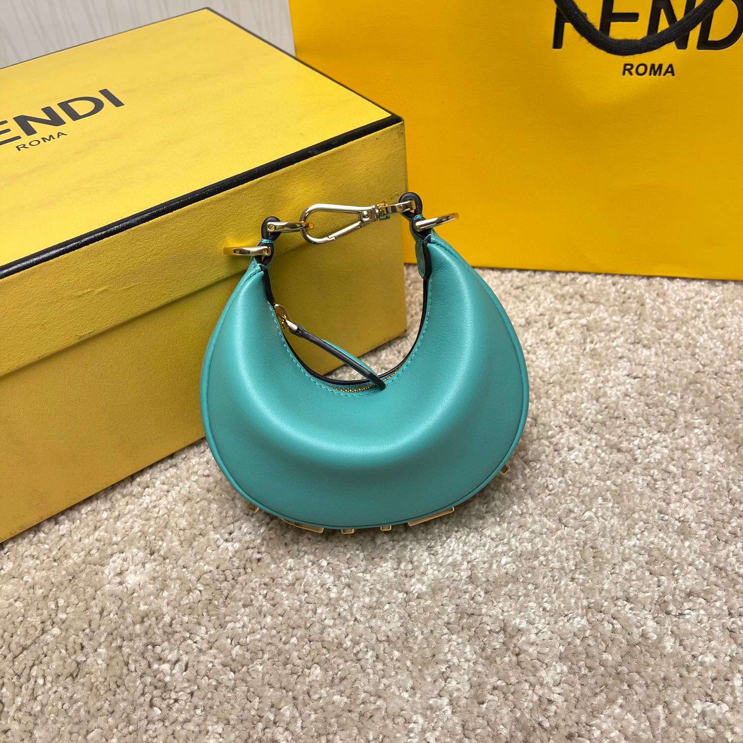 Borsa a forma di cuore Fendi Dimensioni: 29*24,5*10 cm
