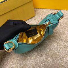 Borsa a forma di cuore Fendi Dimensioni: 29*24,5*10 cm