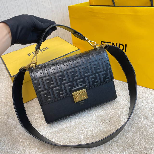 Borsa a mano FendiDimensioni: 25*20*10cm
