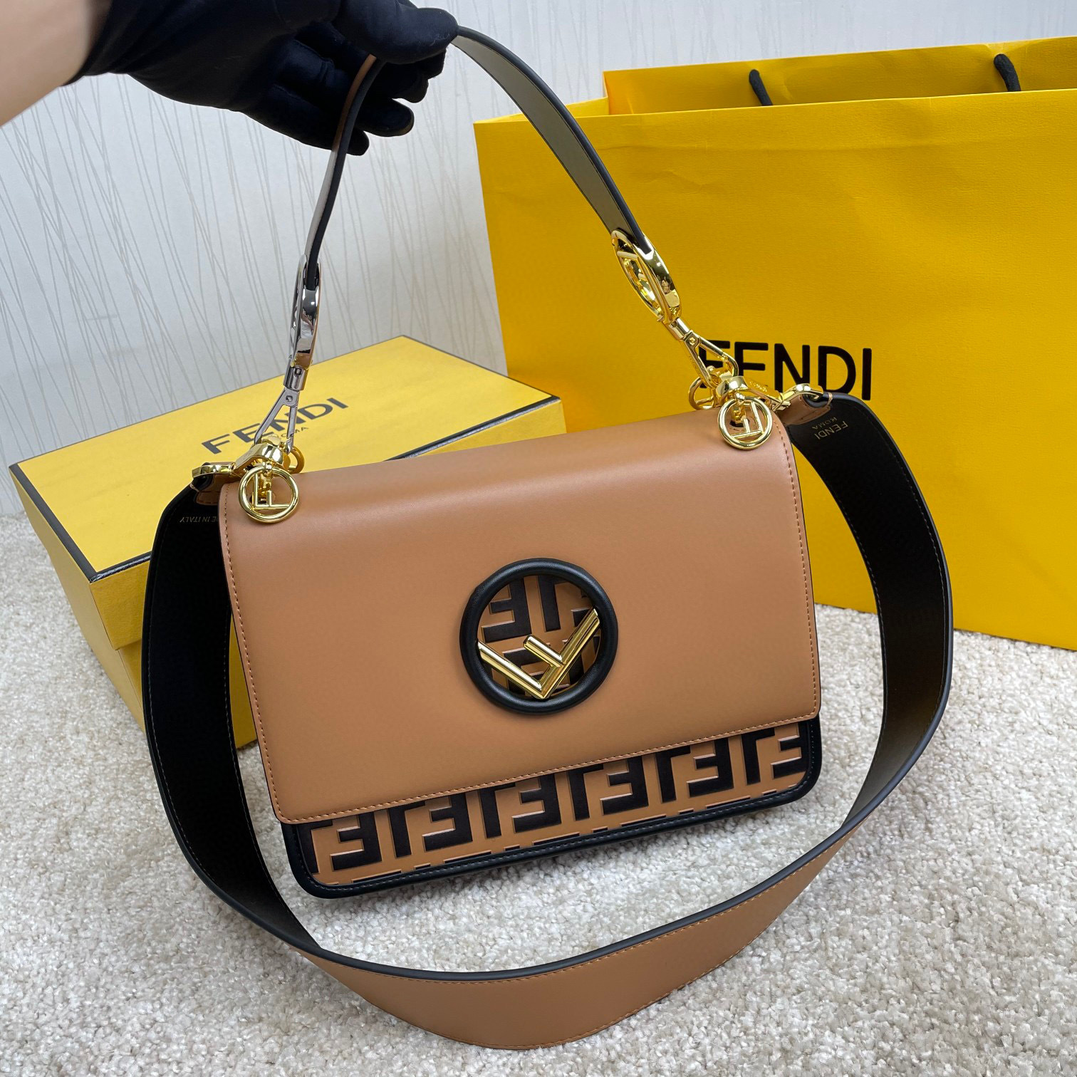 Borsa a mano FendiDimensioni: 25*20*10cm