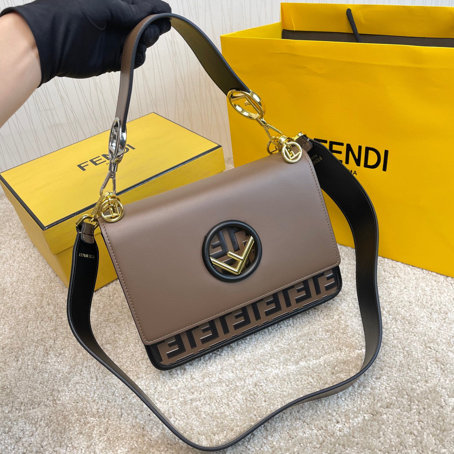 Borsa a mano FendiDimensioni: 25*20*10cm