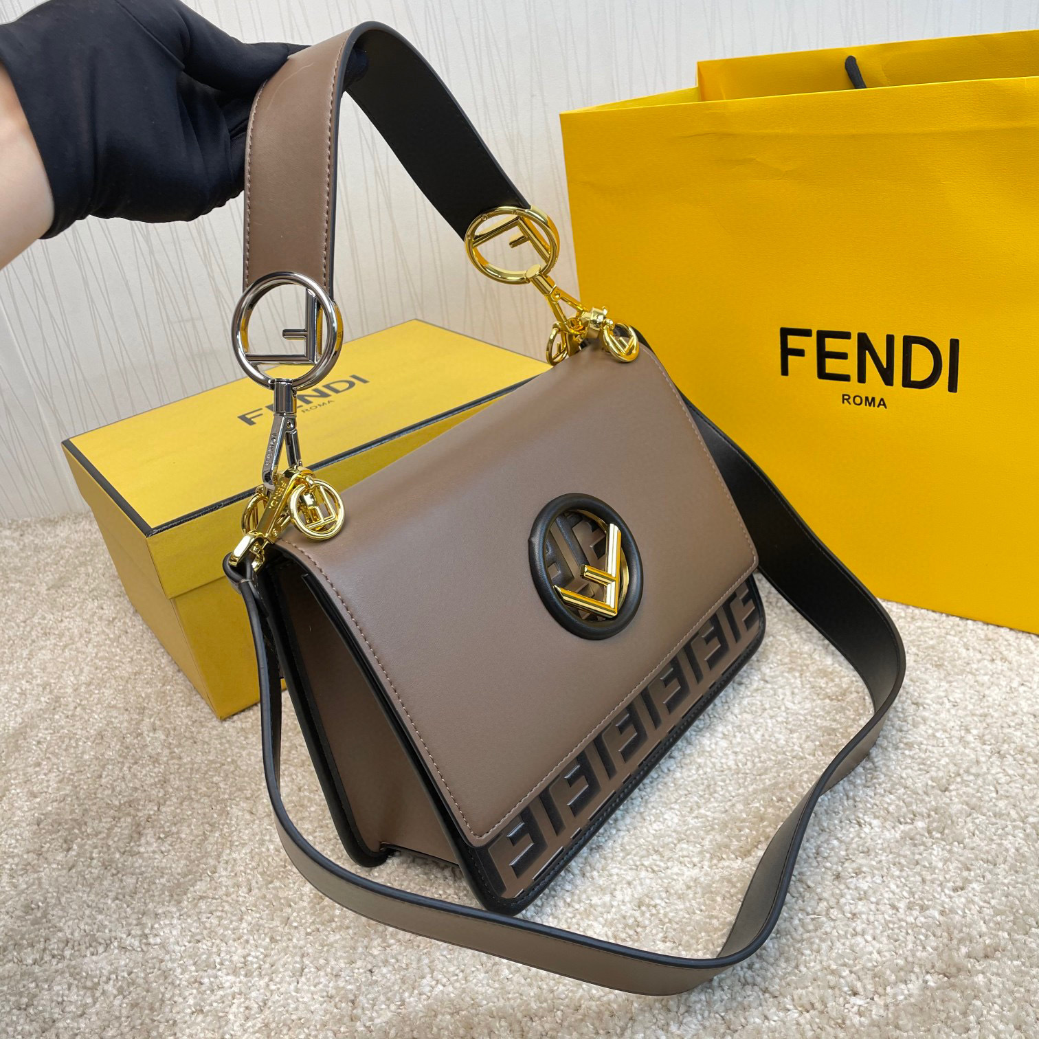 Borsa a mano FendiDimensioni: 25*20*10cm