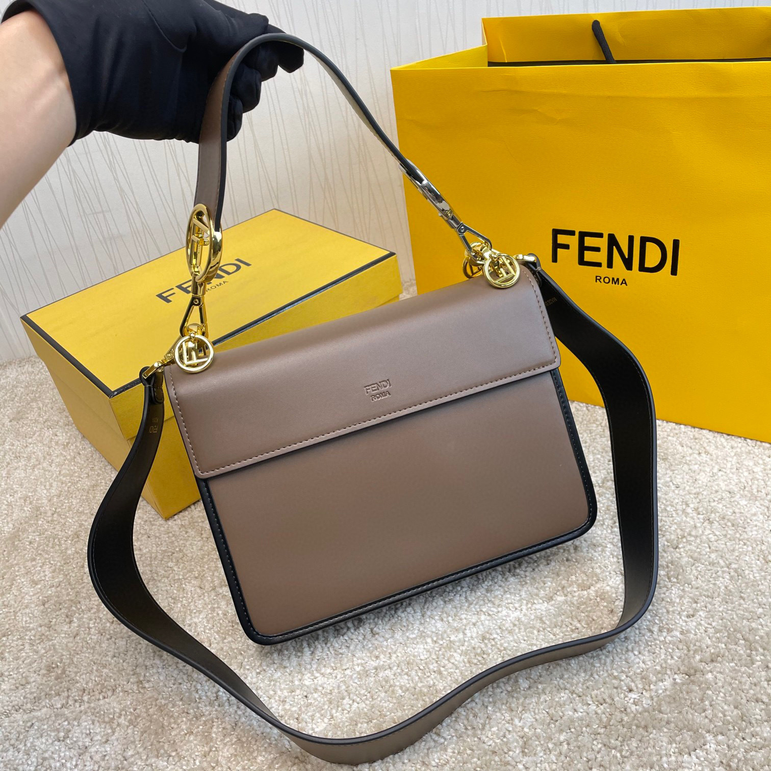Borsa a mano FendiDimensioni: 25*20*10cm