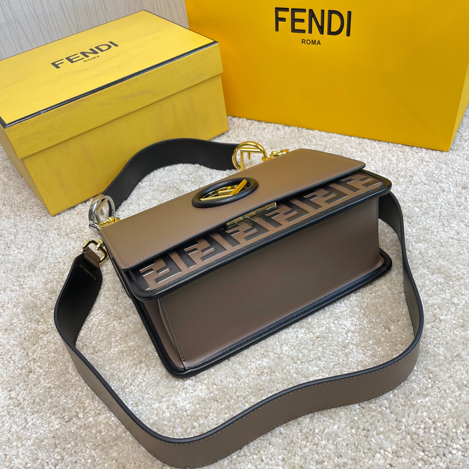 Borsa a mano FendiDimensioni: 25*20*10cm