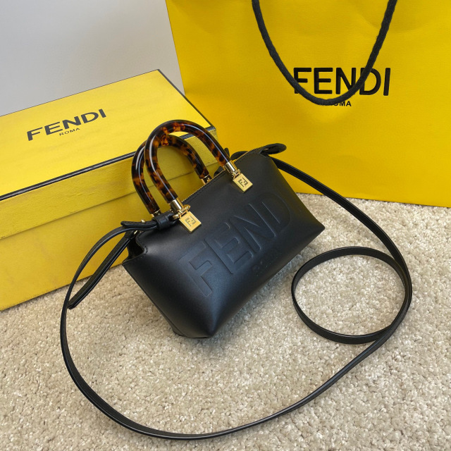 Borsa a mano Fendi Dimensioni: 17*8*12cm