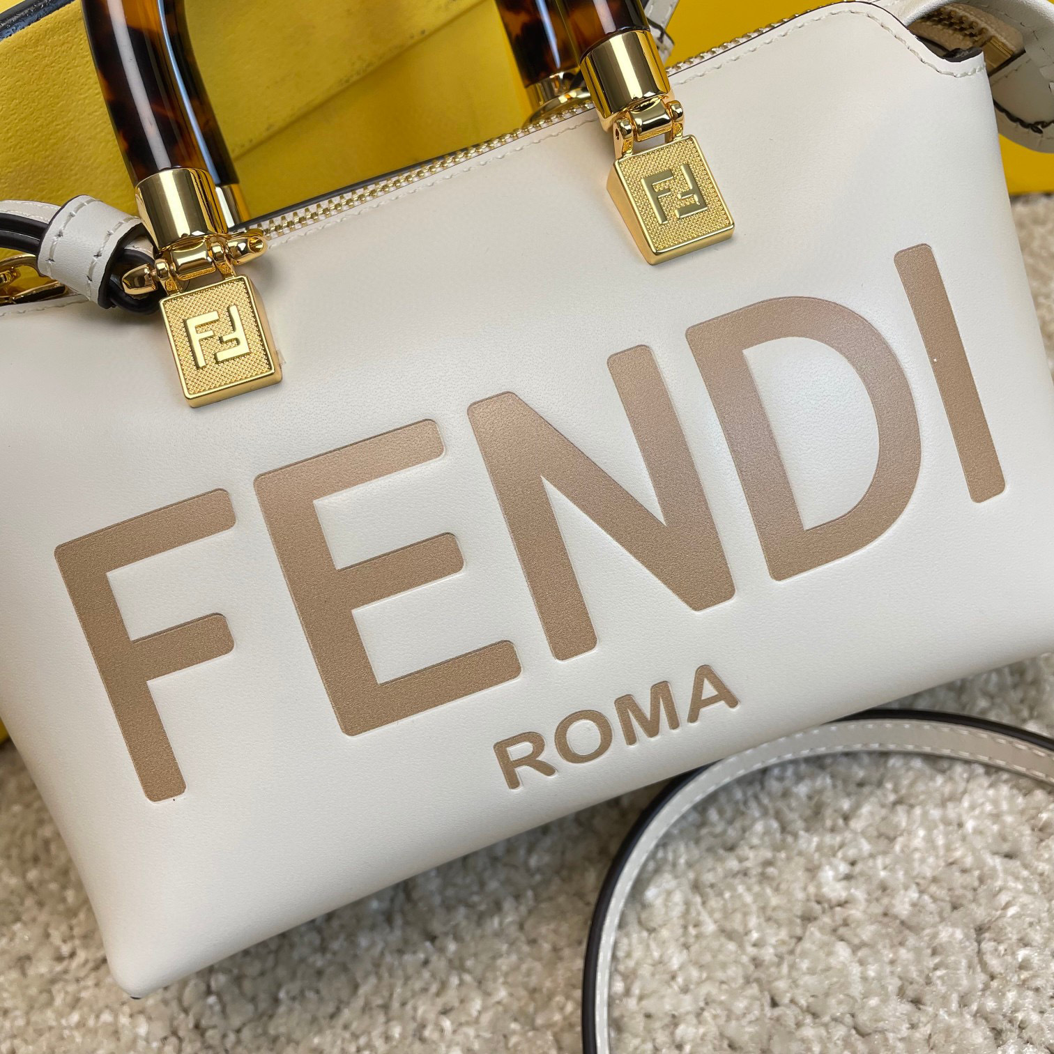 Borsa a mano Fendi Dimensioni: 17*8*12cm