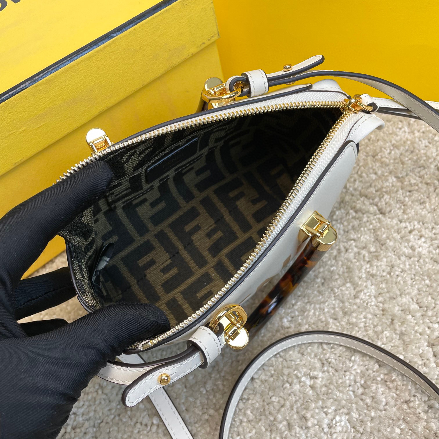 Borsa a mano Fendi Dimensioni: 17*8*12cm