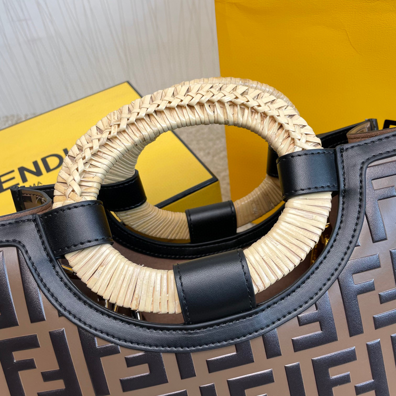 Fendi Einkaufstasche Größe: 27 x 23 x 11 cm
