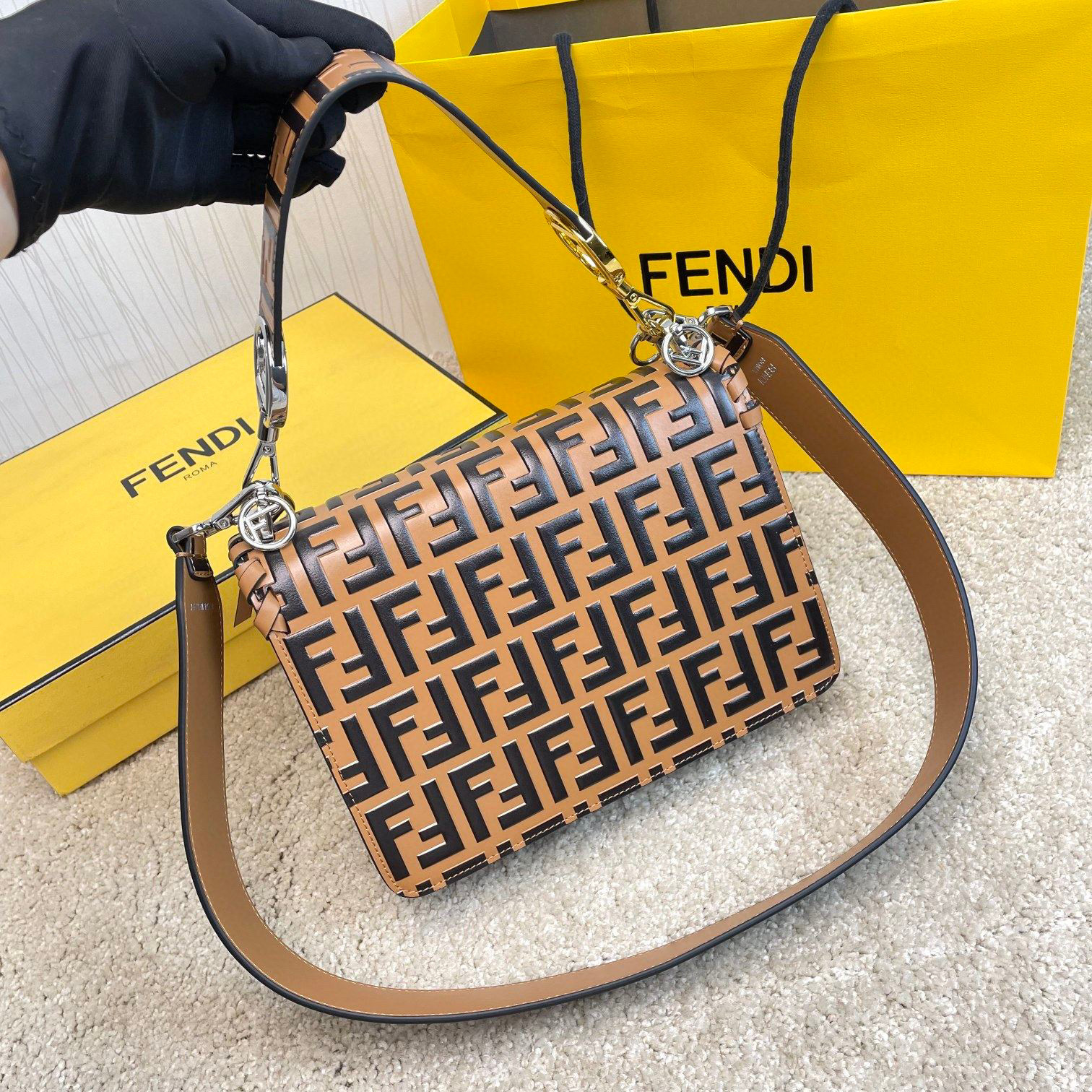 Borsa a mano Fendi Dimensioni: 25*20*10cm