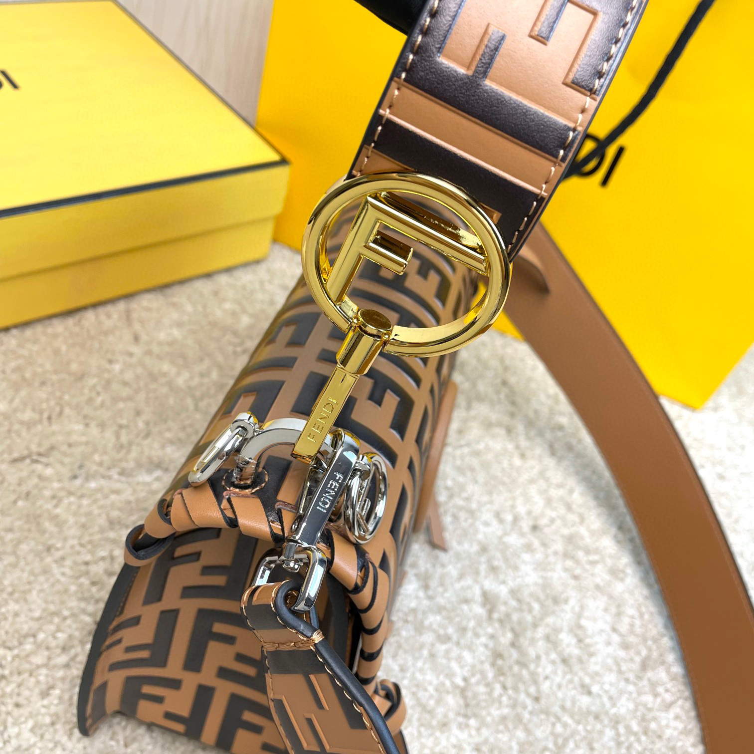 Borsa a mano Fendi Dimensioni: 25*20*10cm