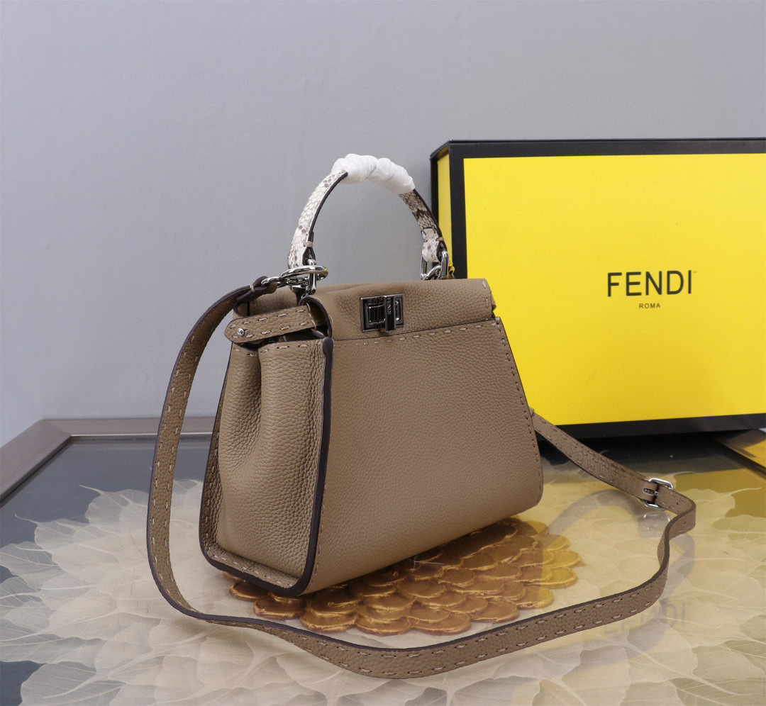Fendi Hand bag  Size：23*18*11cm