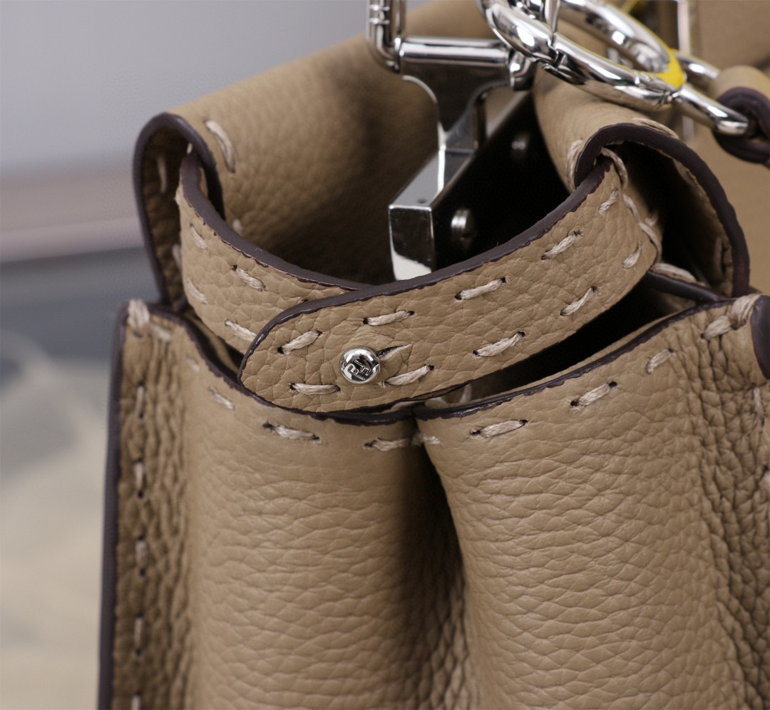 Fendi Hand bag  Size：23*18*11cm