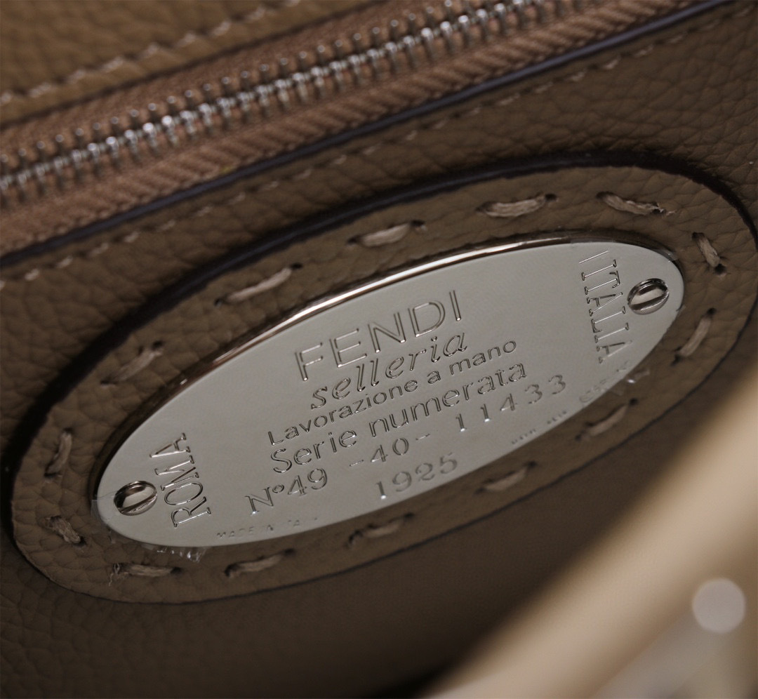 Fendi Hand bag  Size：23*18*11cm