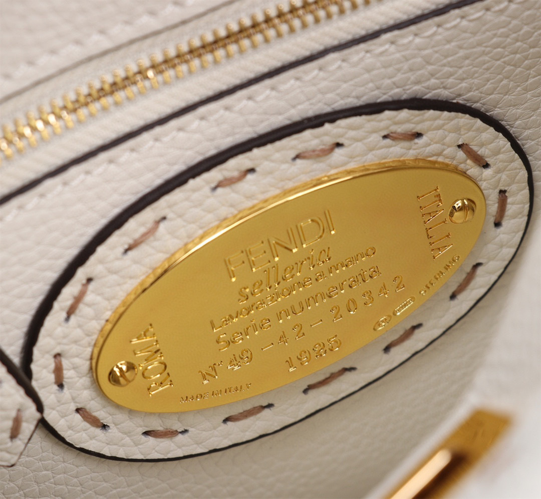 Fendi Hand bag  Size：23*18*11cm