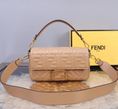 Fendi 手拿包 尺寸：20*5*13cm