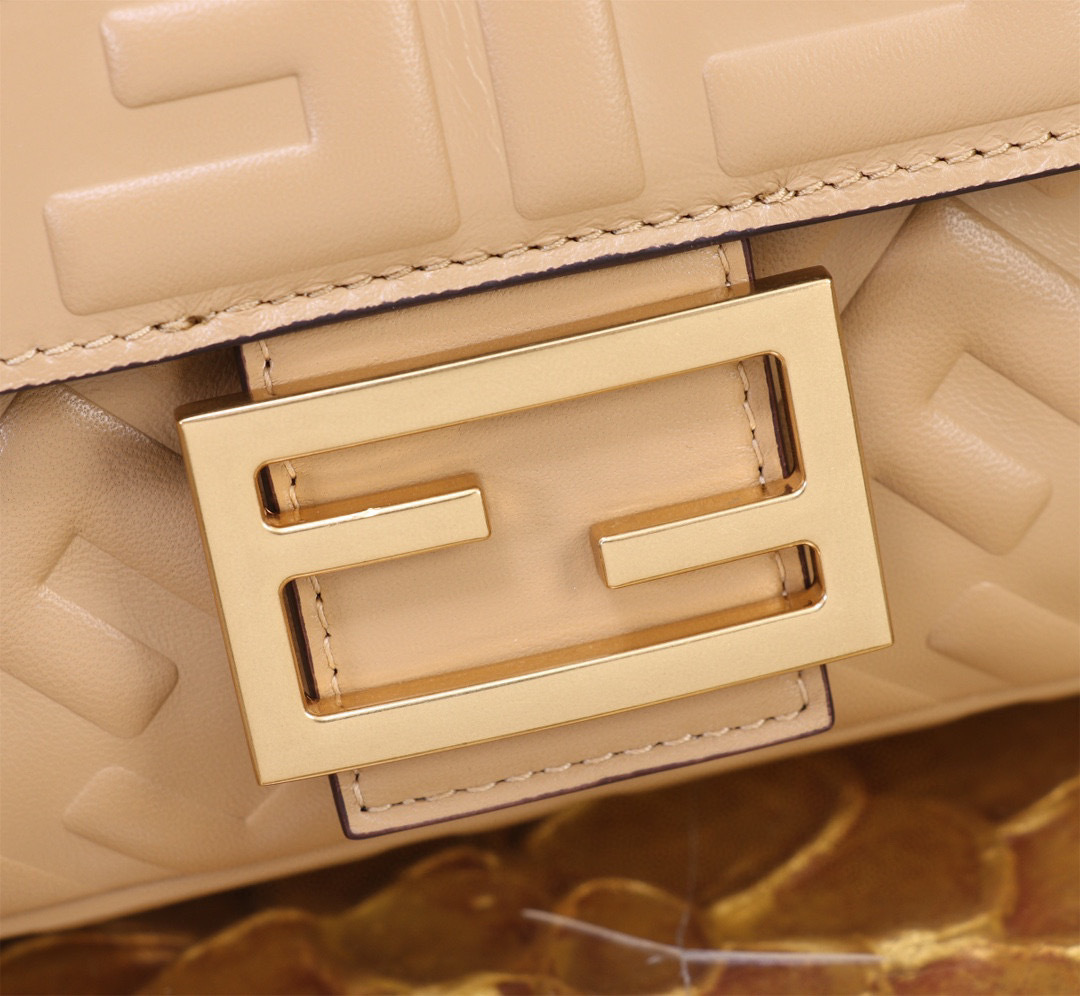 Fendi 手拿包 尺寸：20*5*13cm