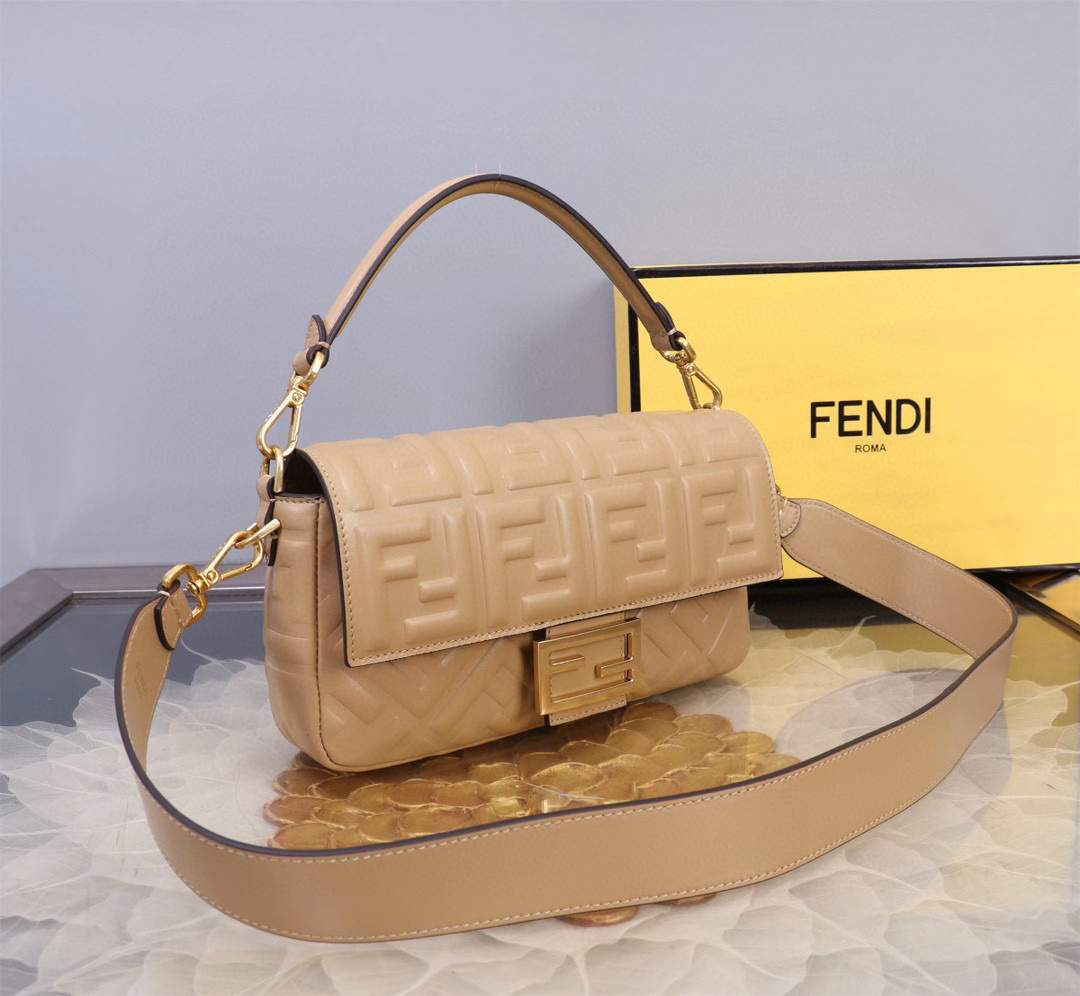 Fendi 手拿包 尺寸：20*5*13cm
