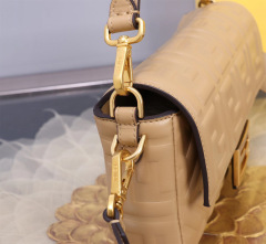 Fendi 手拿包 尺寸：20*5*13cm