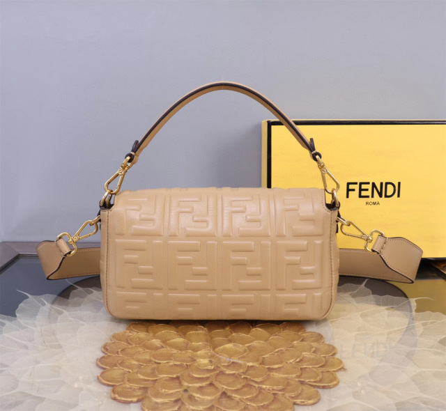 Fendi 手拿包 尺寸：20*5*13cm