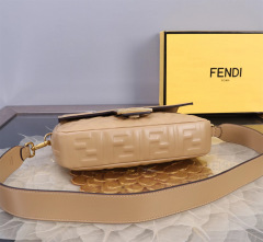 Fendi 手拿包 尺寸：20*5*13cm