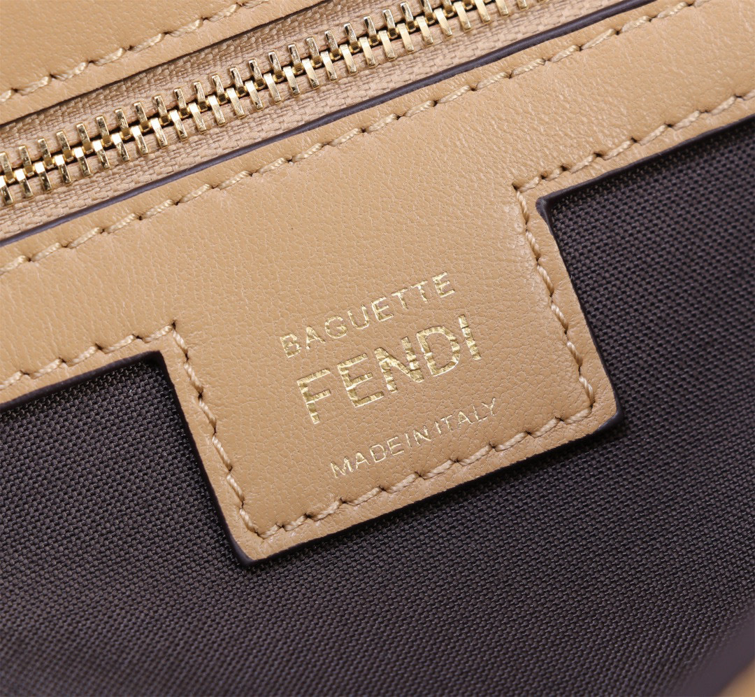Fendi 手拿包 尺寸：20*5*13cm