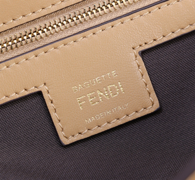 Fendi 手拿包 尺寸：20*5*13cm