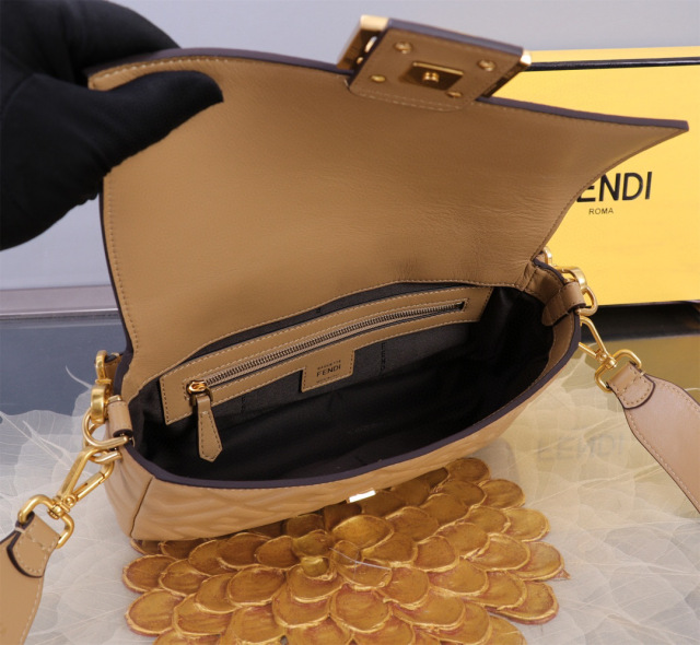 Fendi 手拿包 尺寸：20*5*13cm