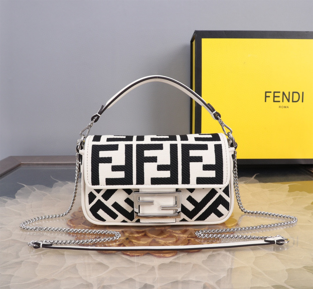 Fendi Single shoulder bag Size：19*10*4cm
