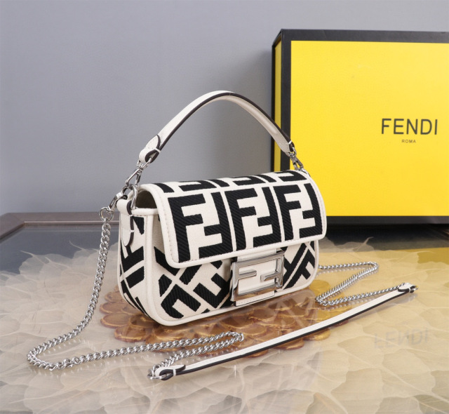 Fendi Single shoulder bag Size：19*10*4cm