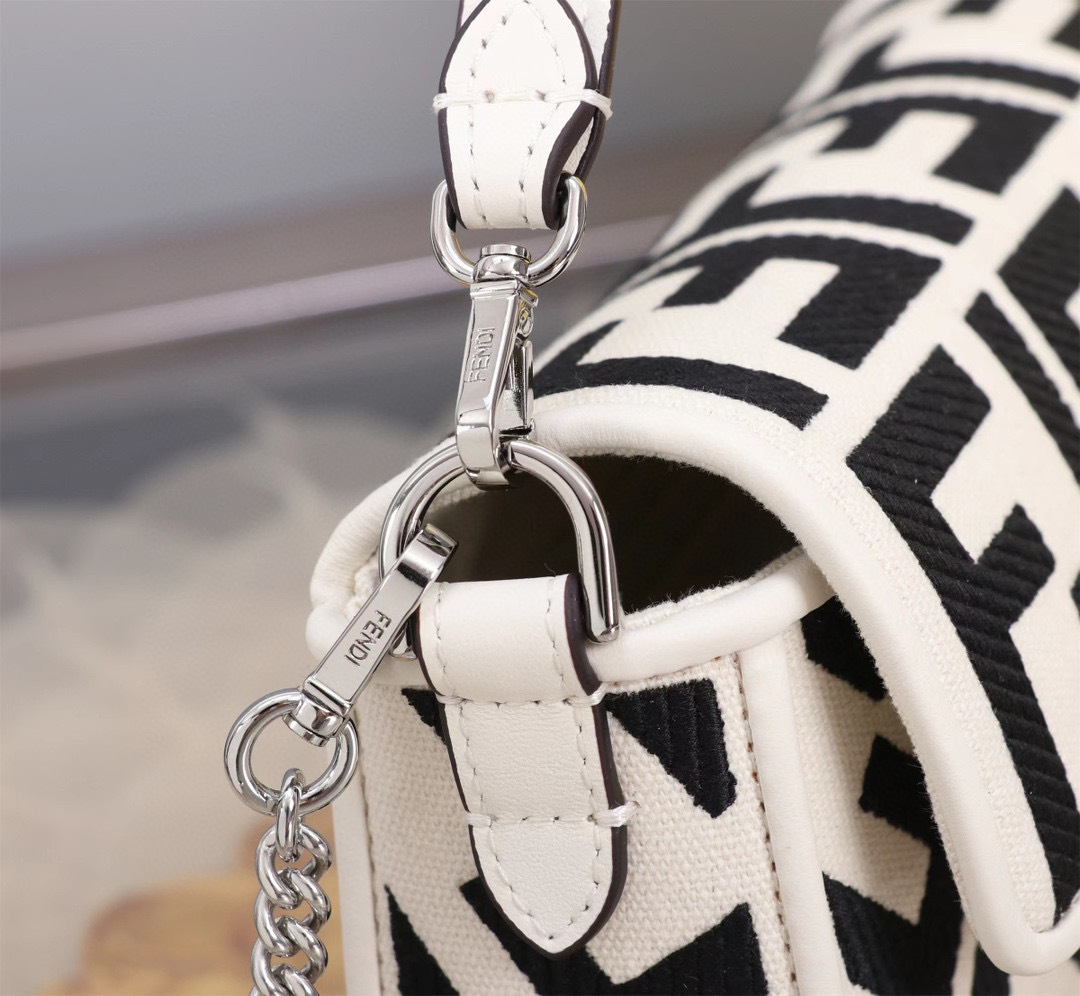 Fendi Single shoulder bag Size：19*10*4cm