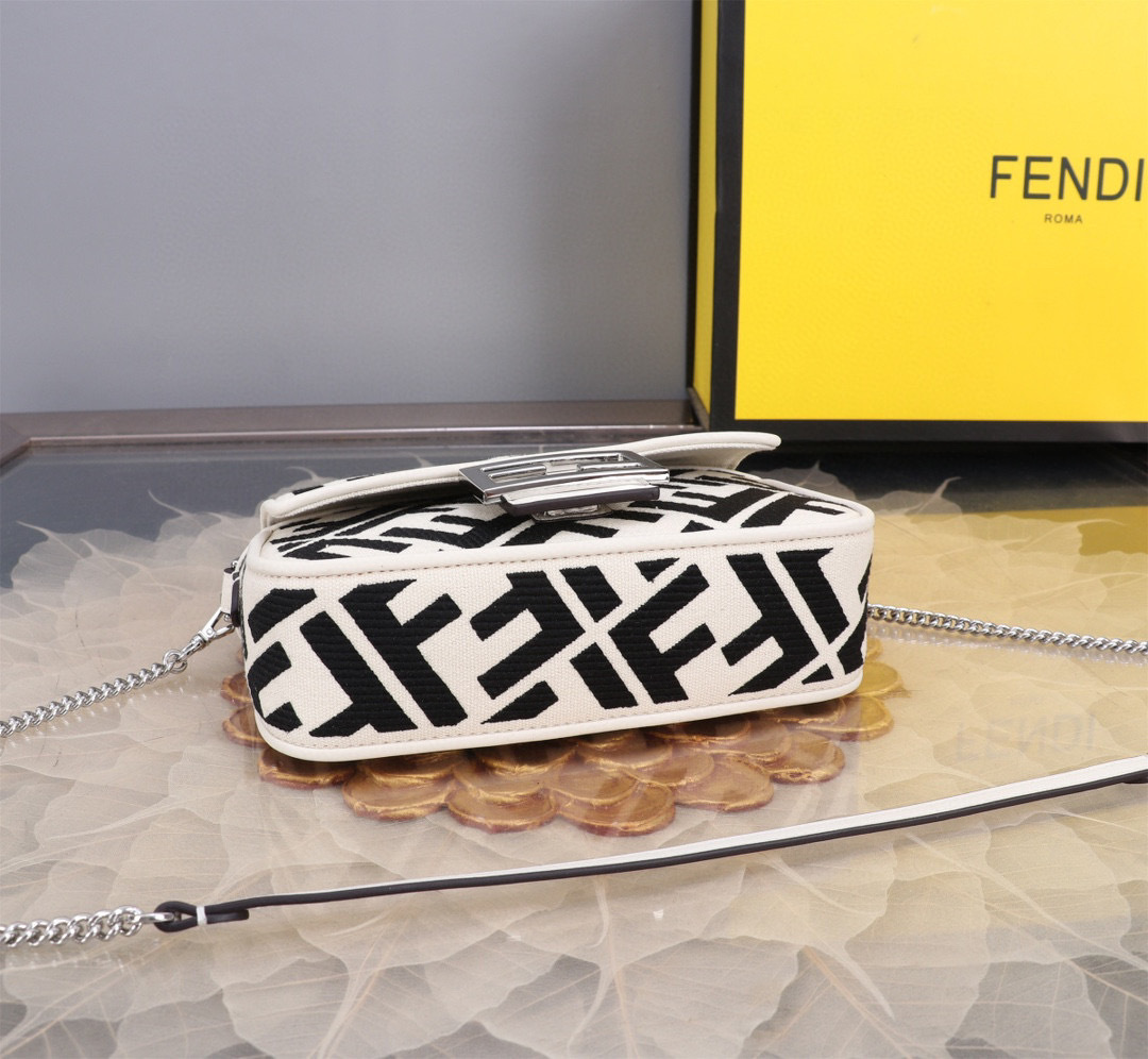 Fendi Single shoulder bag Size：19*10*4cm