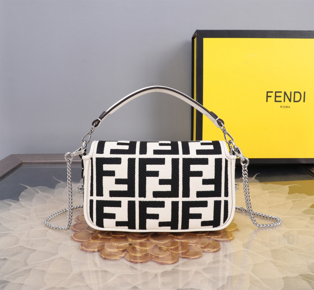 Fendi Single shoulder bag Size：19*10*4cm