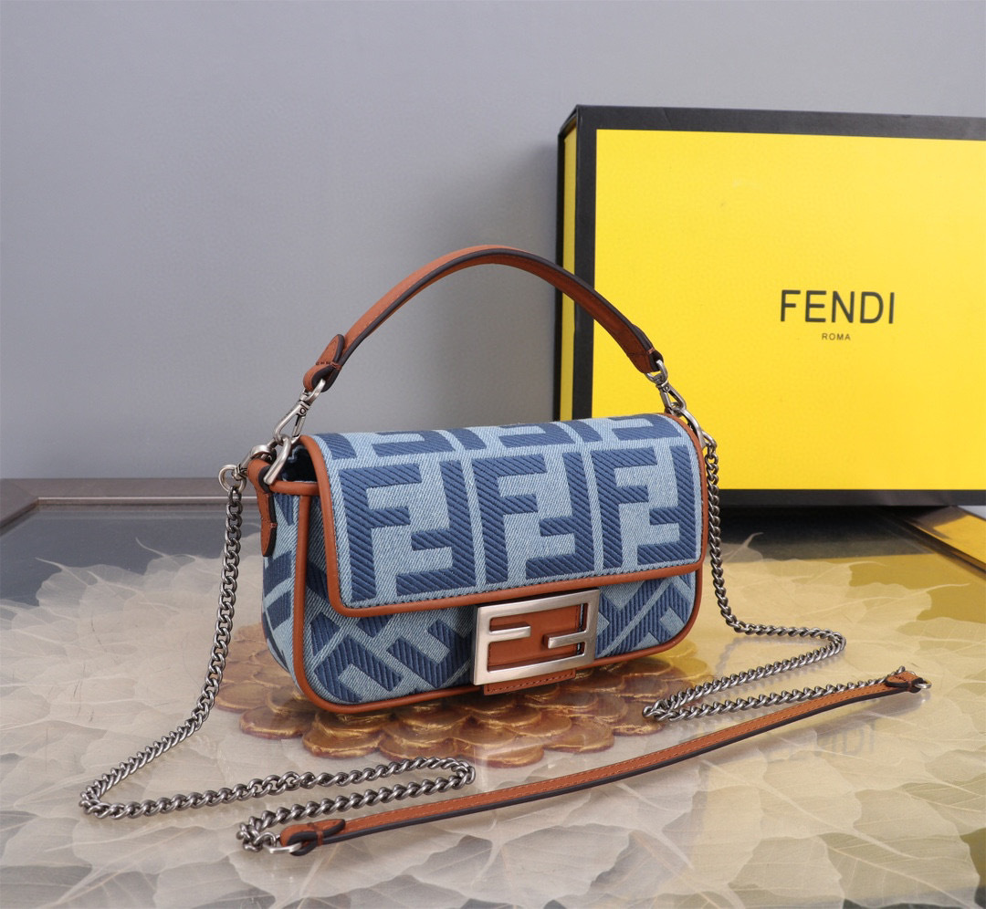 Borsa a tracolla singola Fendi Dimensioni: 19*10*4cm