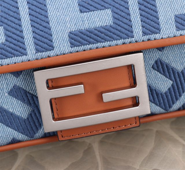 Borsa a tracolla singola Fendi Dimensioni: 19*10*4cm