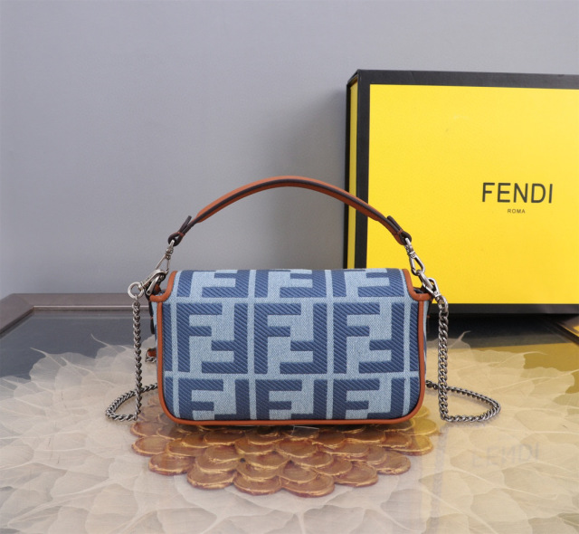 Borsa a tracolla singola Fendi Dimensioni: 19*10*4cm