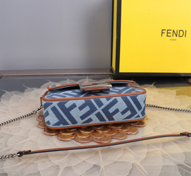 Borsa a tracolla singola Fendi Dimensioni: 19*10*4cm