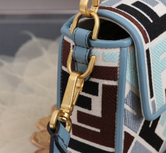 Fendi 单肩包 尺寸：26*13*6cm