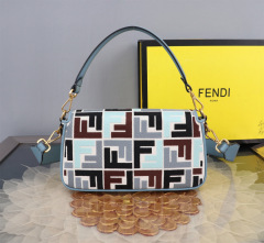 Fendi 单肩包 尺寸：26*13*6cm