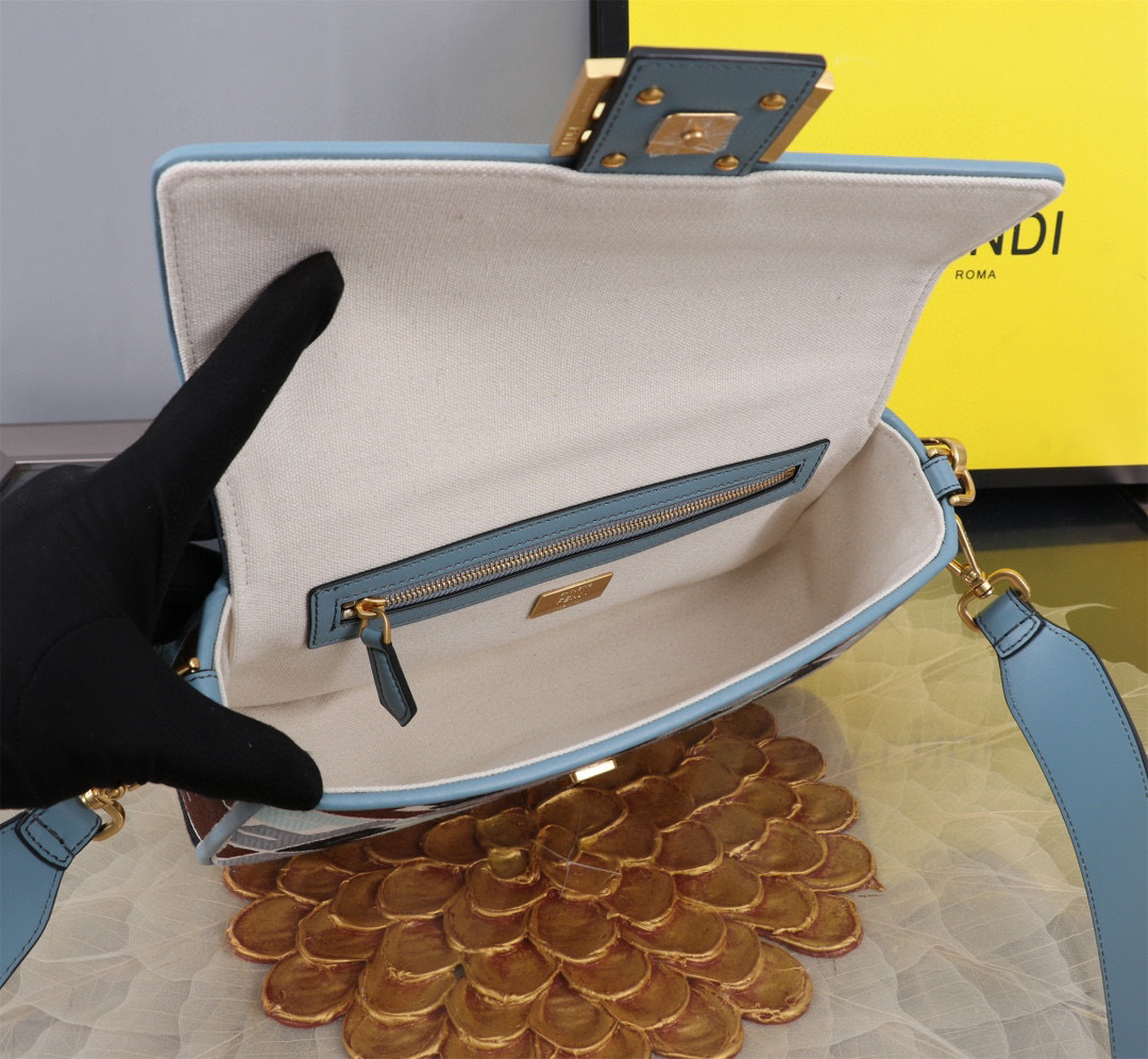 Fendi 单肩包 尺寸：26*13*6cm
