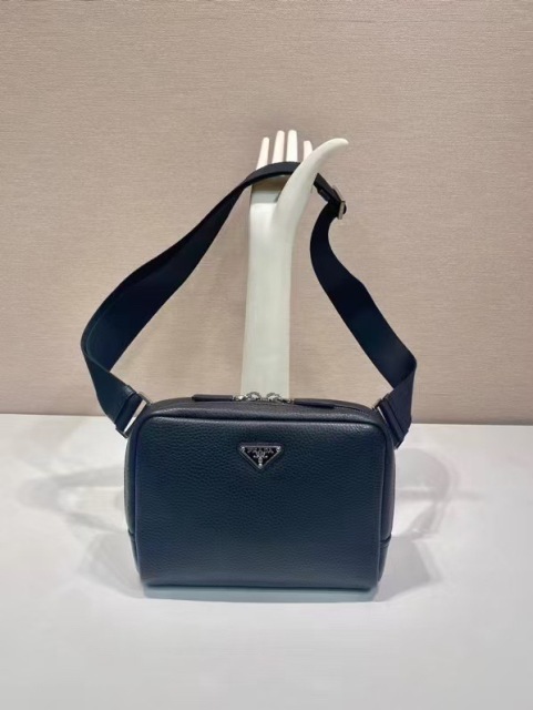 Prada 胸包 尺寸：19.5*13.5*6cm