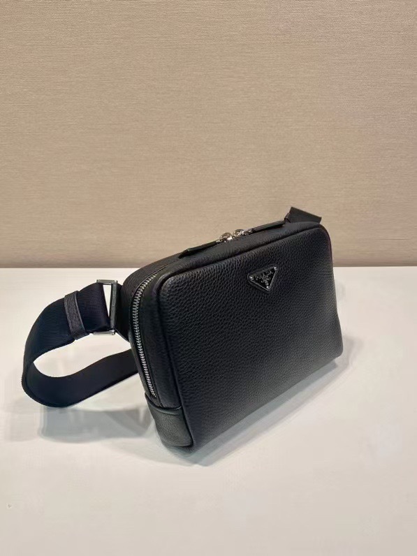 Prada 胸包 尺寸：19.5*13.5*6cm